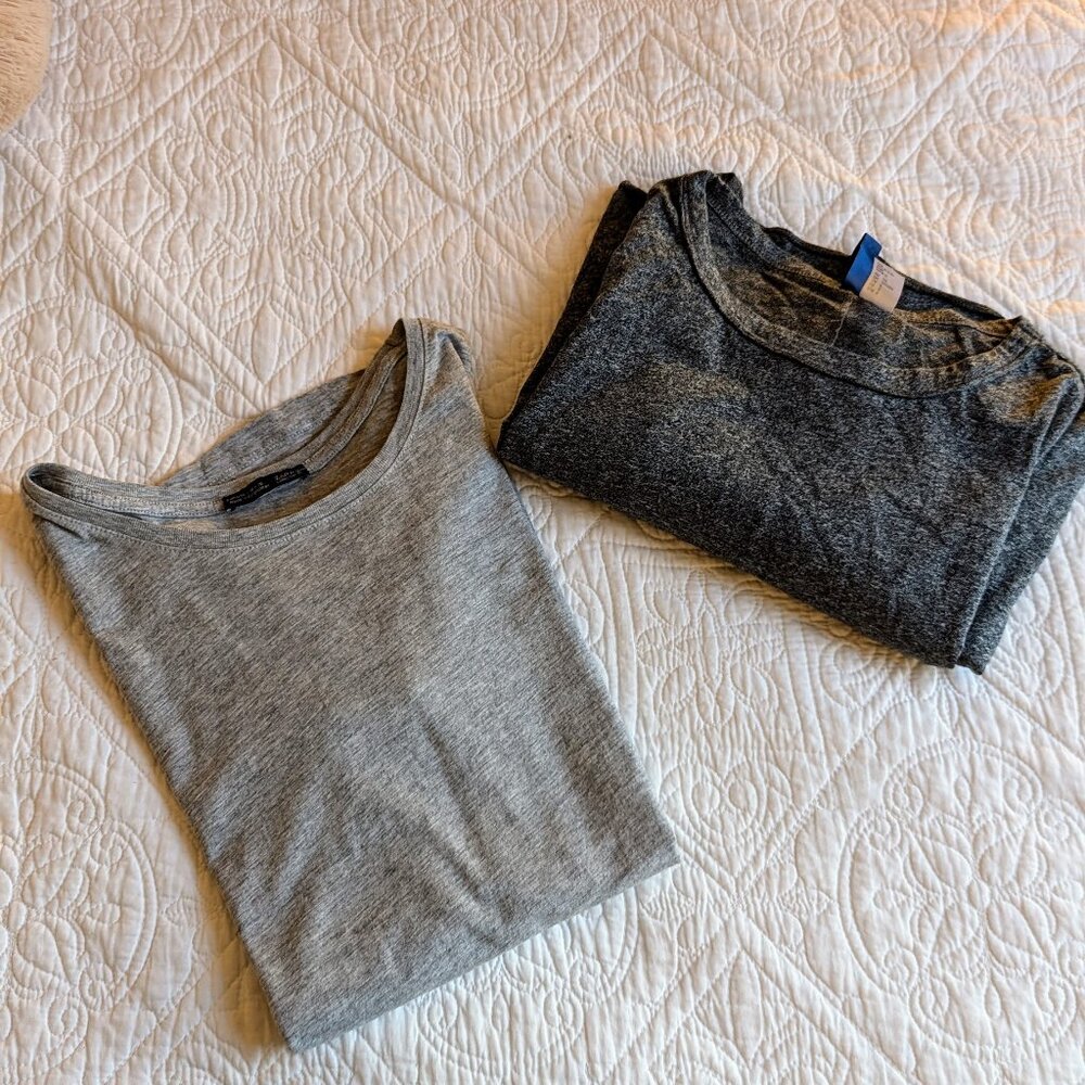 Bundle of 2 Gray T-Shirts Size Small